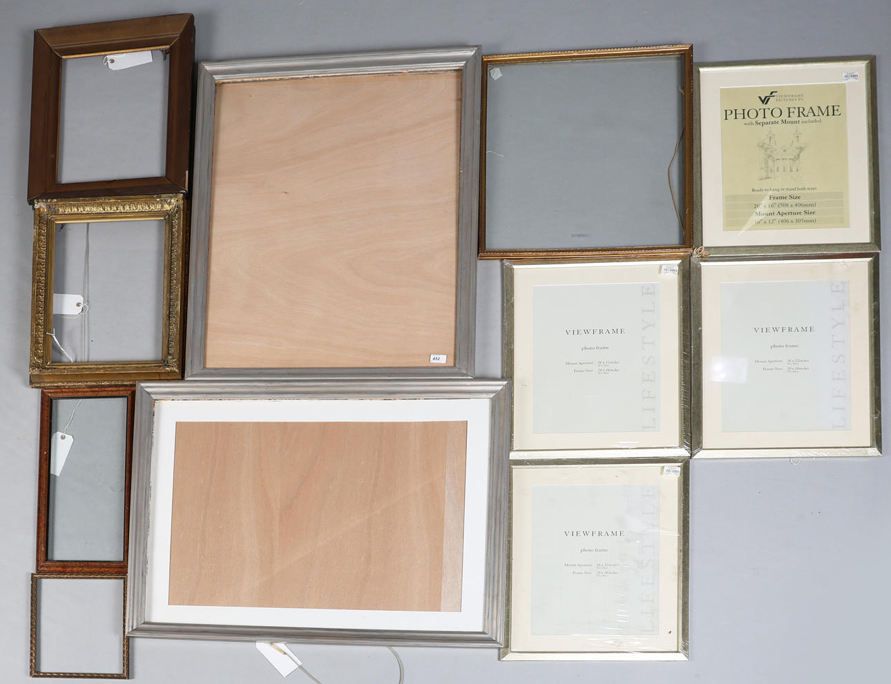 A COLLECTION OF PICTURE FRAMES (QTY).