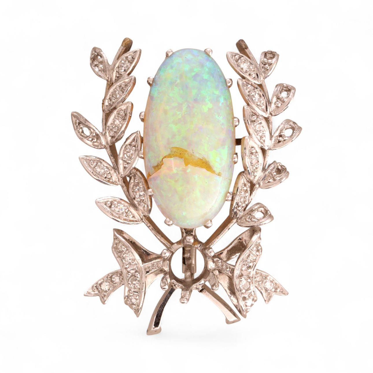 Broche de ópalo y diamantes.
