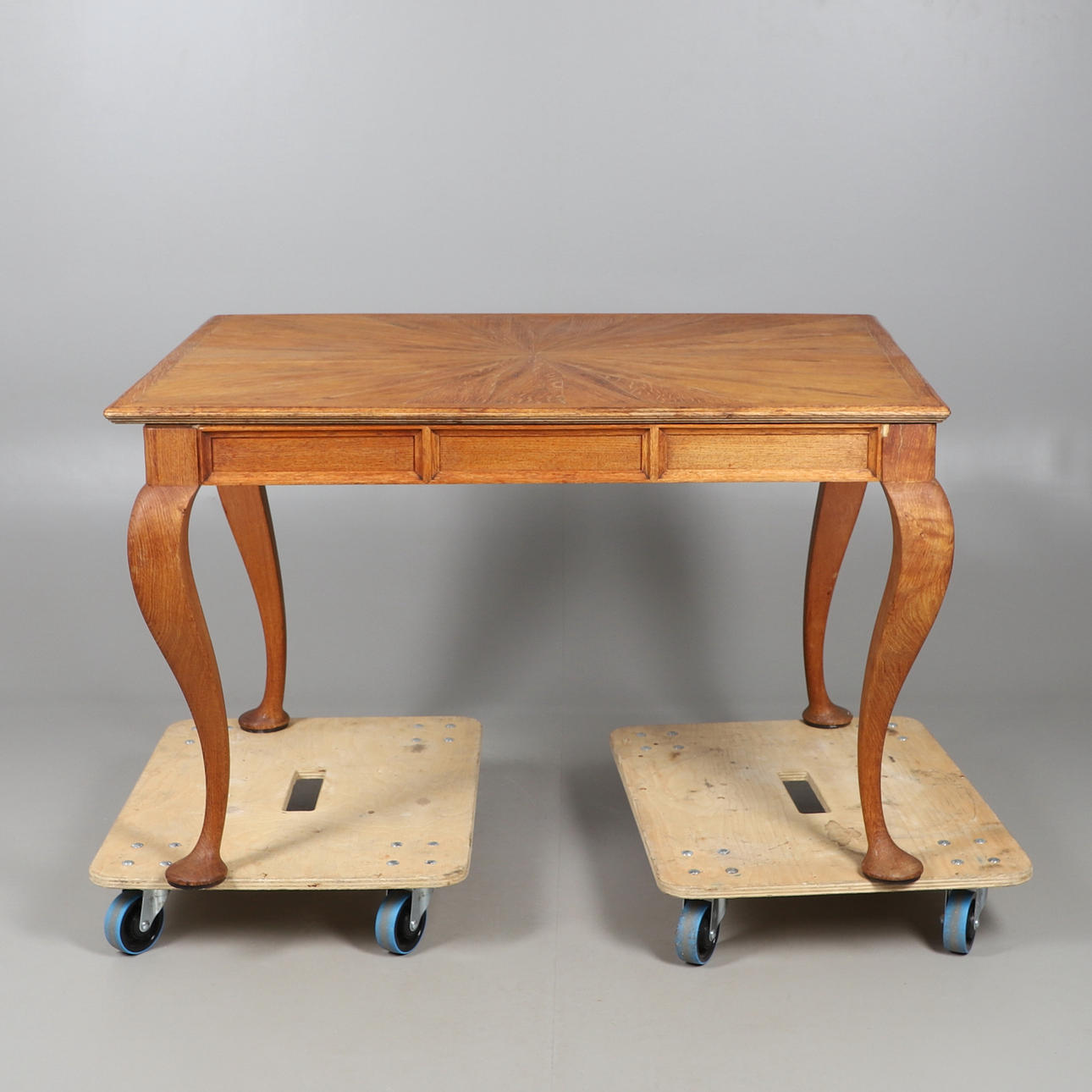 A 1920S PARQUETRY OAK DINING TABLE.