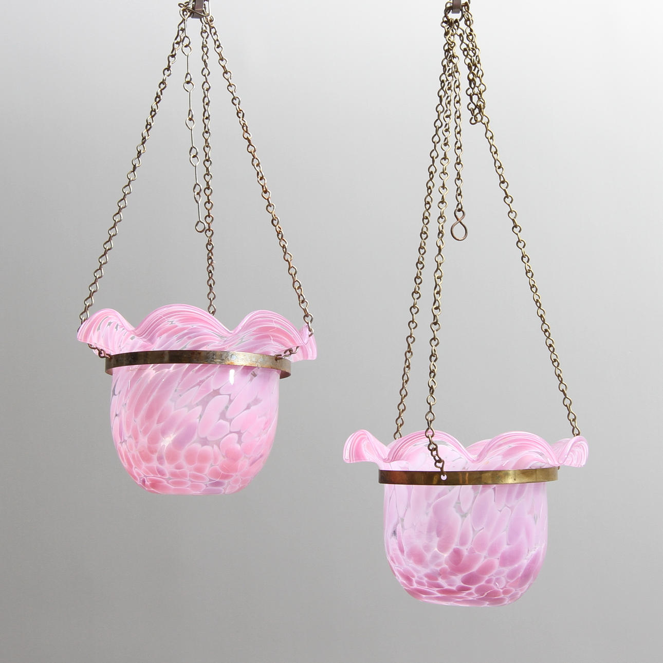 AMPLAR 2 st glas med metallhållare, 1900-tal.