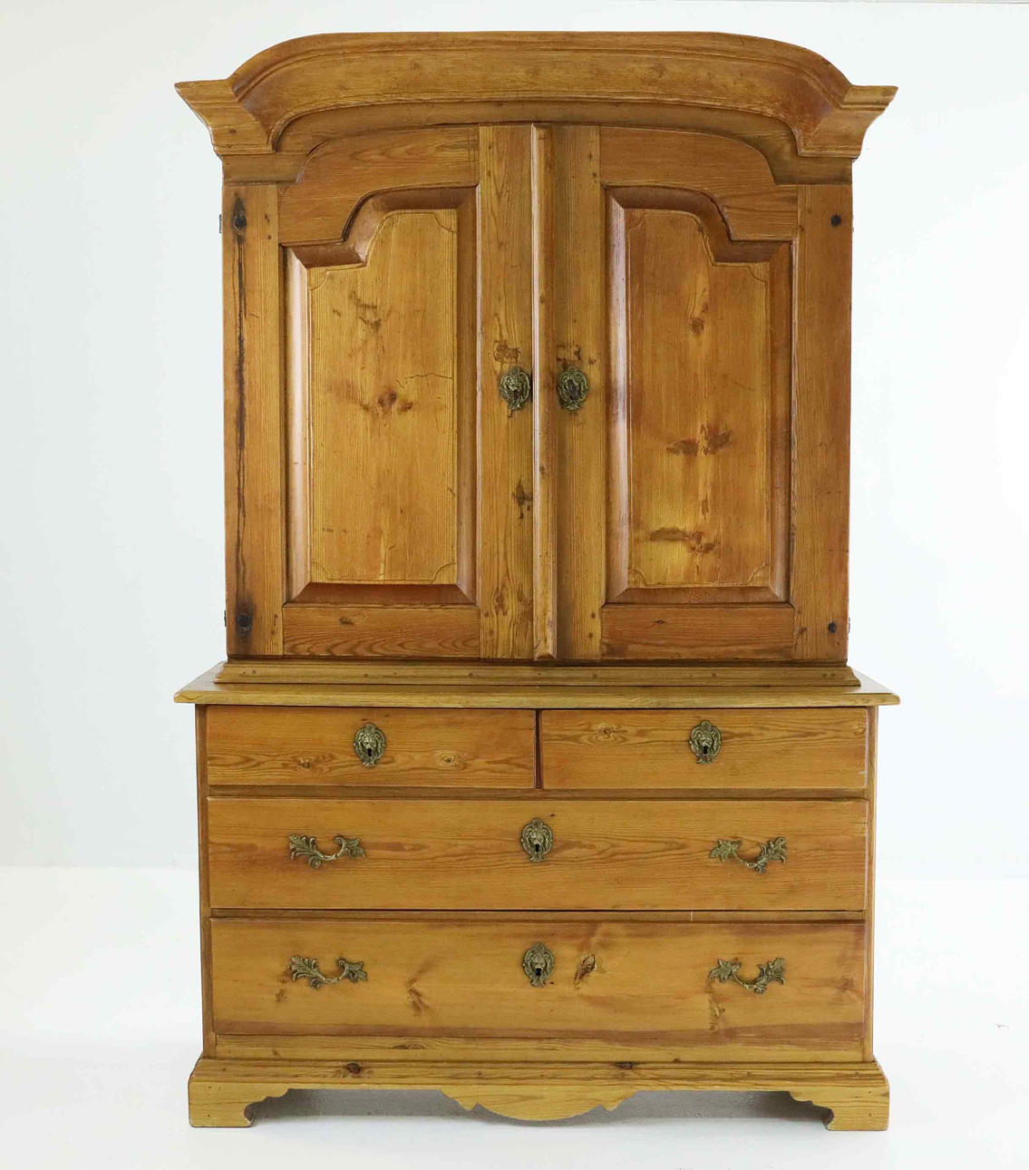 A pine cupboard, 17th/19th century.