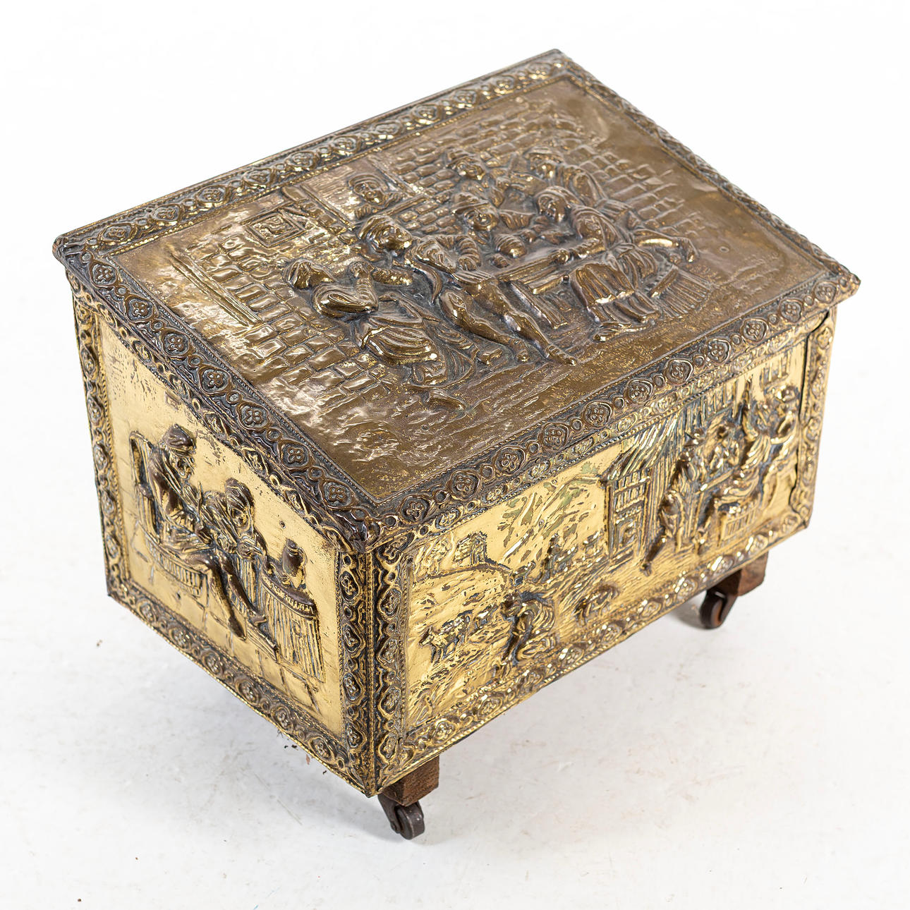 KOLBOX, gepolstert mit Messingplatte mit Dekor.