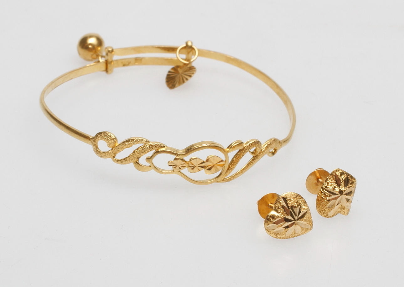 ARMRING SAMT ETT PAR ÖRHÄNGEN, 21k guld, vikt ca 6,6 gr.