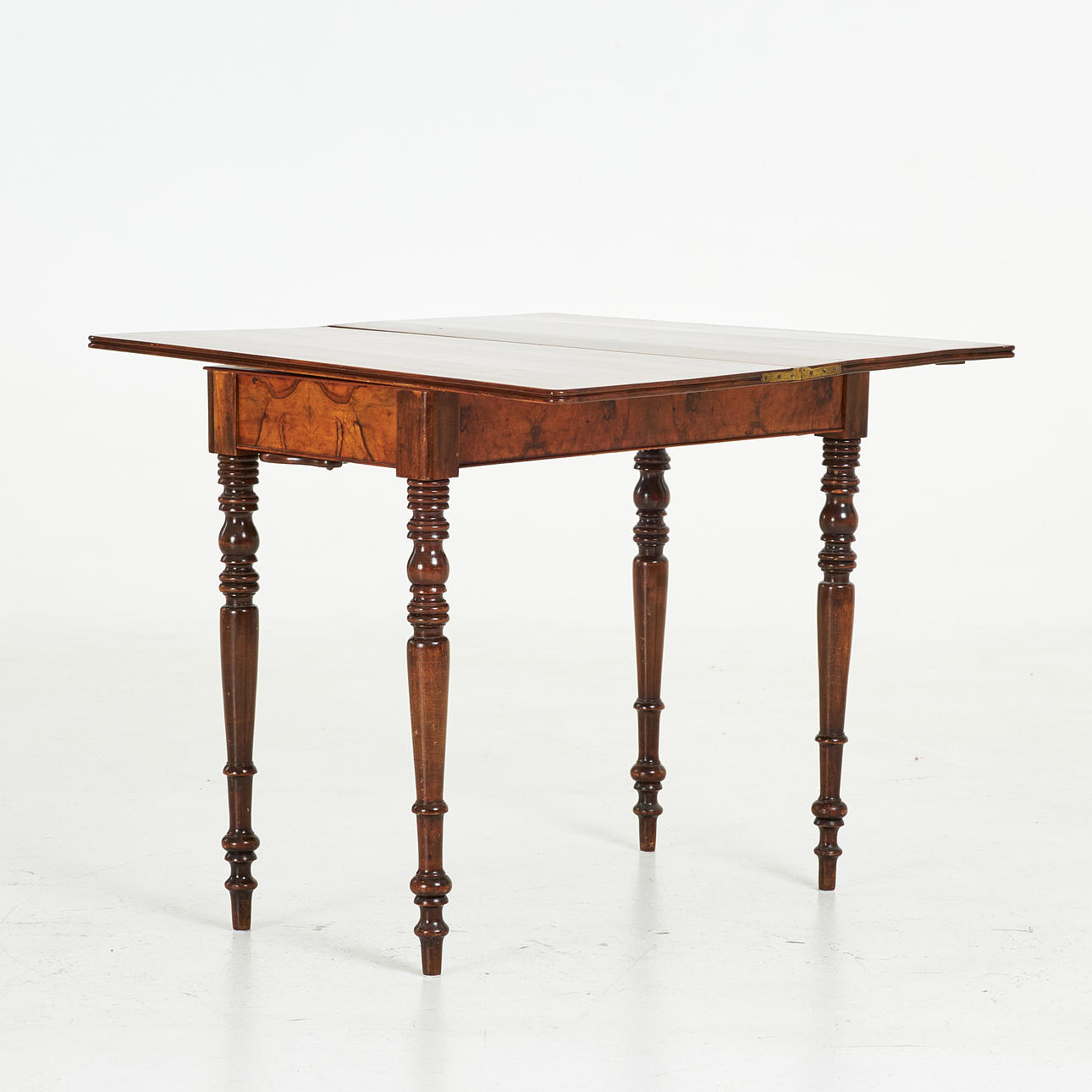 SPELBORD, omkring 1900, Fanerad i mahogny och rotfaner, utfällbar ...