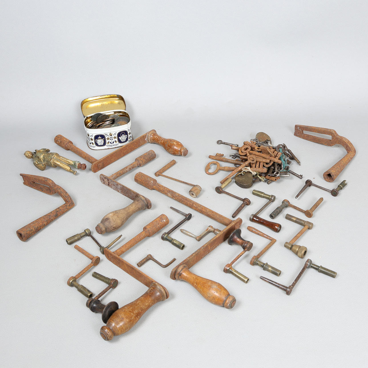 A COLLECTION OF ITEMS (QTY).