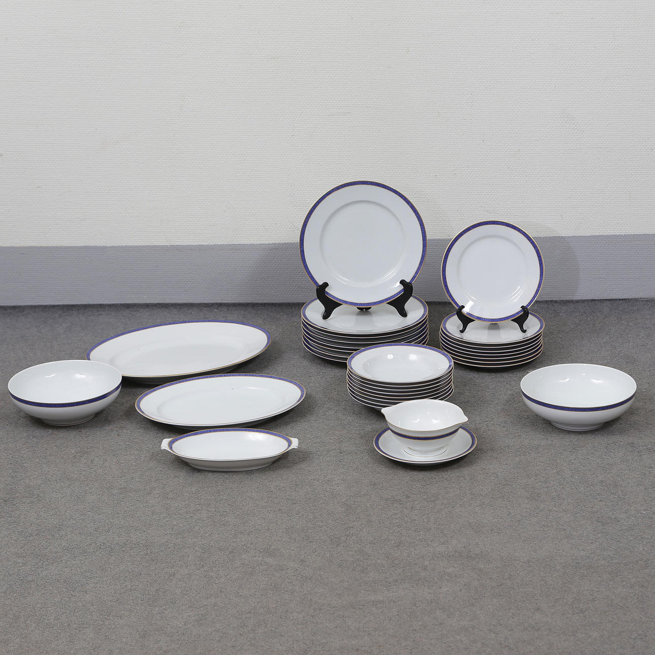 ROSENTHAL “CLASSIC” DINNERWARE, 30 PIECES, DINNER PLATES, DEEP PLATES, APPETIZER PLATES, BOWLS, SAUCERS.
