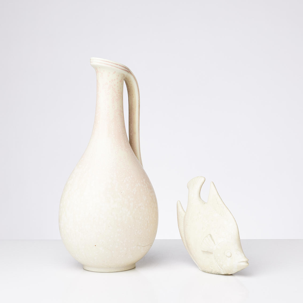 GUNNAR NYLUND. Karaffel & figur, Rörstrand, Stentøj.