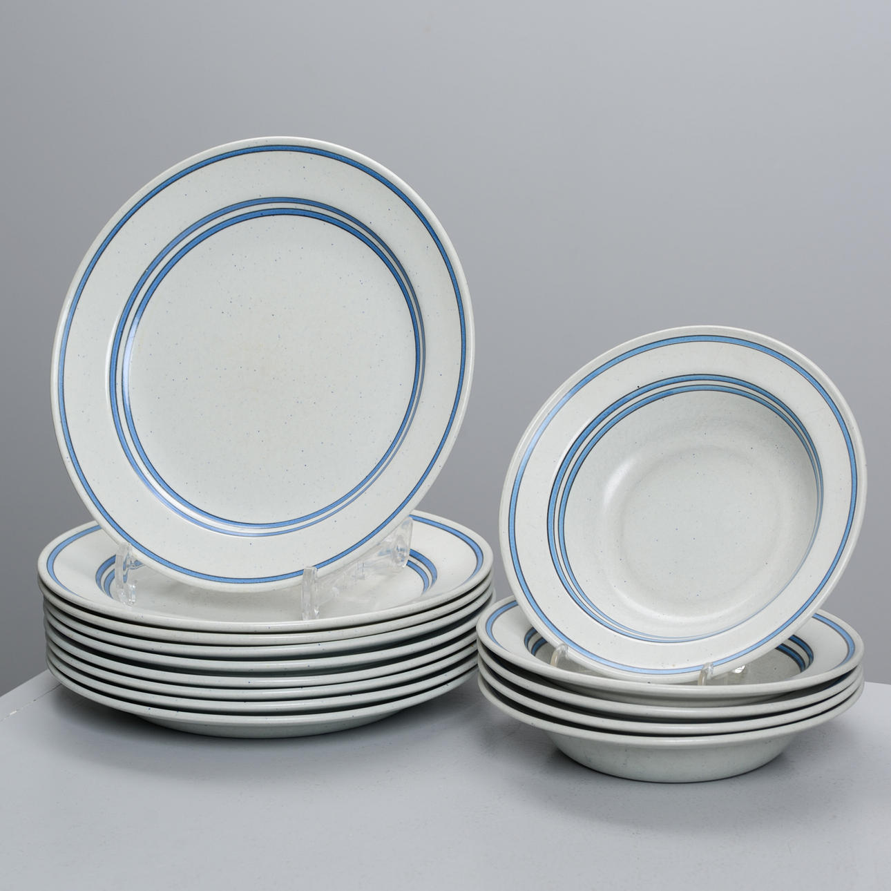 STIG LINDBERG. A set of 14 “Dart” plates, Gustavsberg.