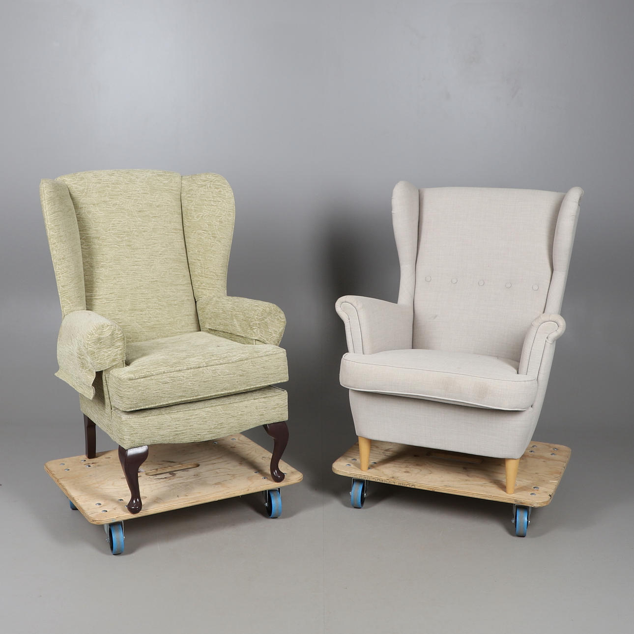 DOS SILLONES CON RESPALDO LATERAL.