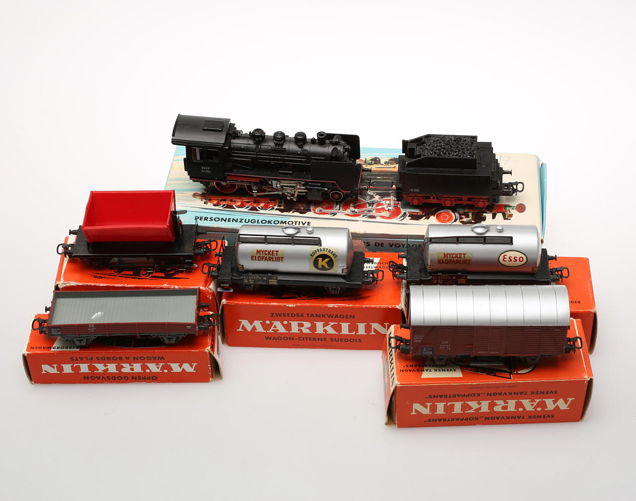 MODELLTÅG MÄRKLIN 5 tank-och godsvagnar i röda originalkartonger.
