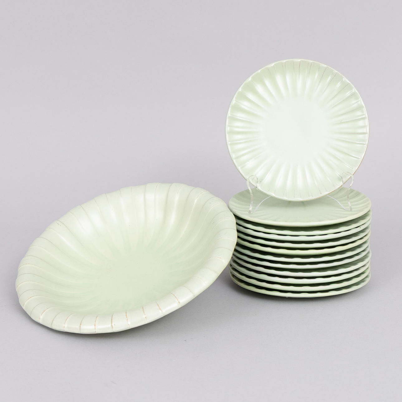 A 13-piece, glazed earthenware platter and ASSIETTER, Upsala-Ekeby.