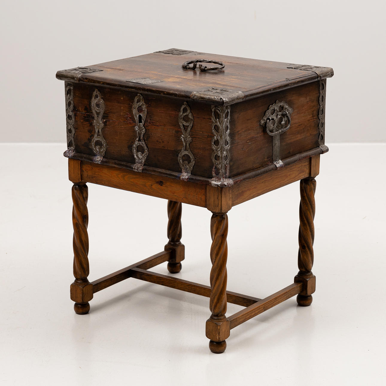 SCHATULL på benstativ, barok ca. 1700.