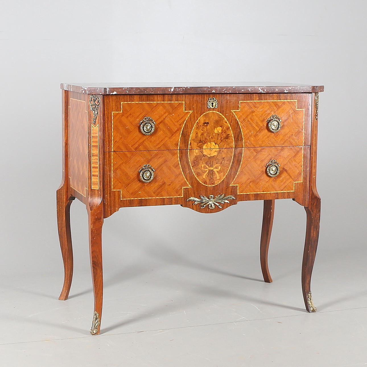 BYRÅ, gustaviansk stil, med marmorskiva, 1900-talets andra hälft.