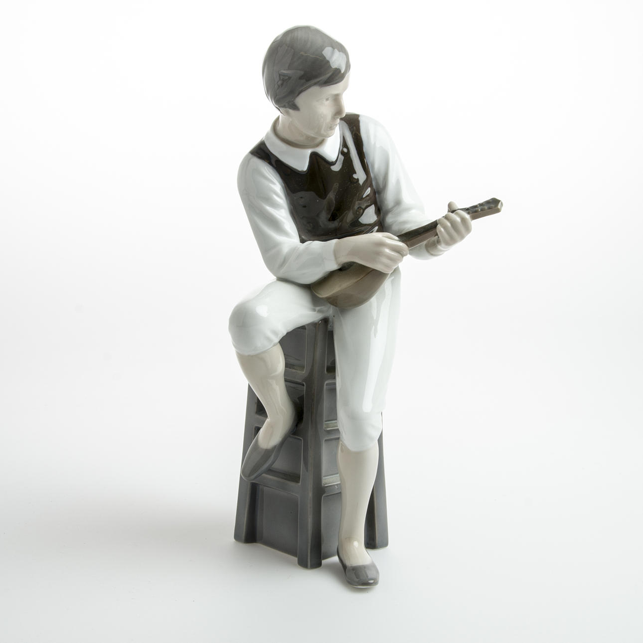 FIGURIN, spelande pojke, Bing & Gröndal.