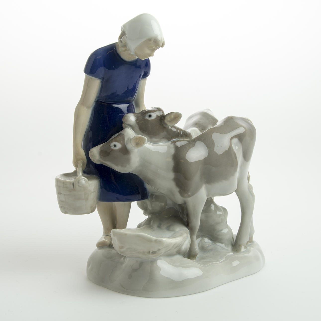 FIGURIN, flicka med kalvar, Bing & Gröndal.