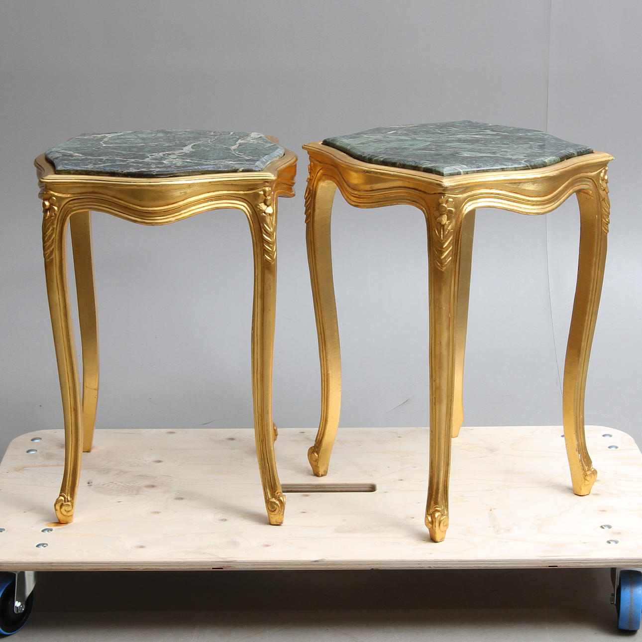 BORD/PIEDESTALER 1 par med stenskiva, 1900-tal.