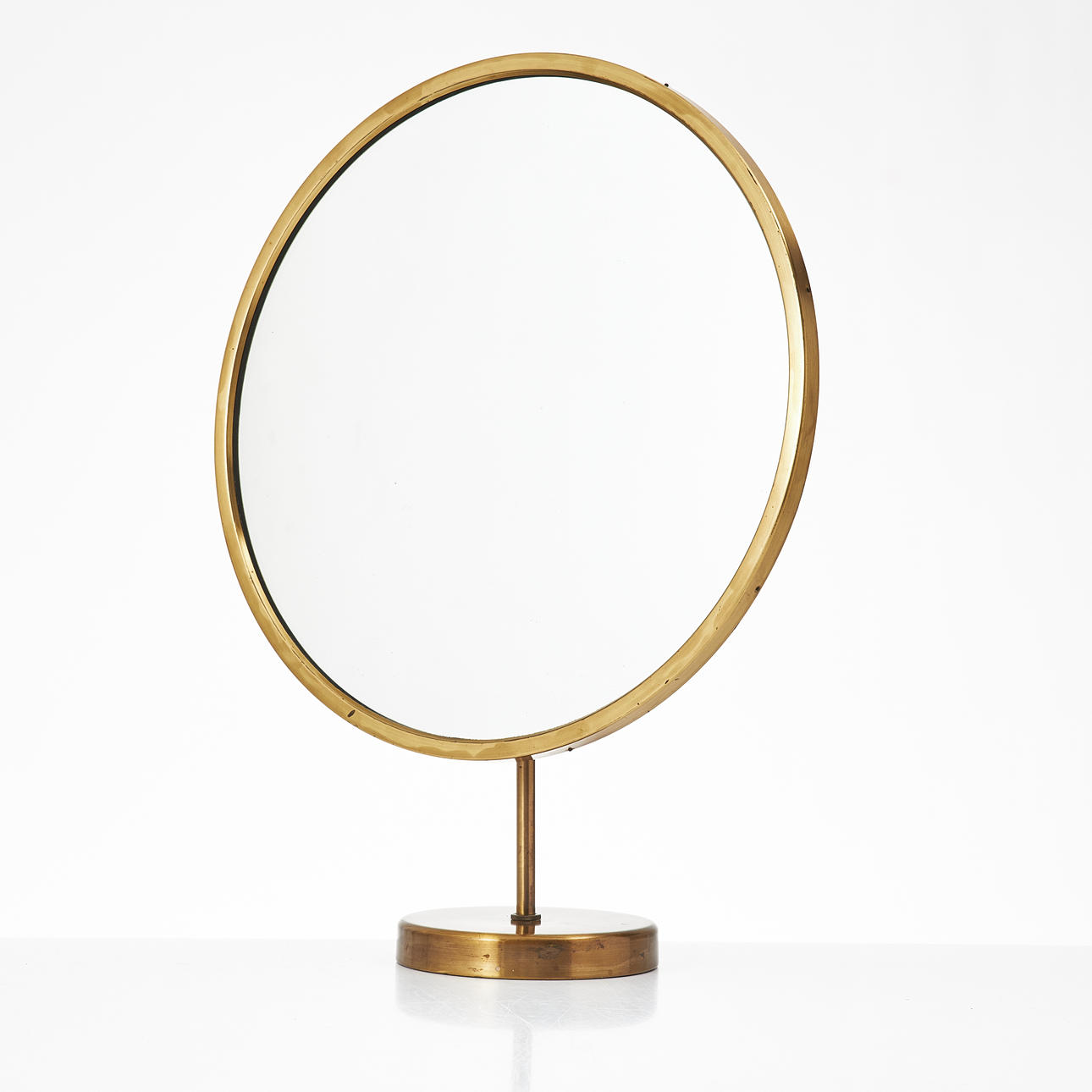 TABLE MIRROR, round mirror with frame and frame in brass, back in teak, adjustable, 20th century.