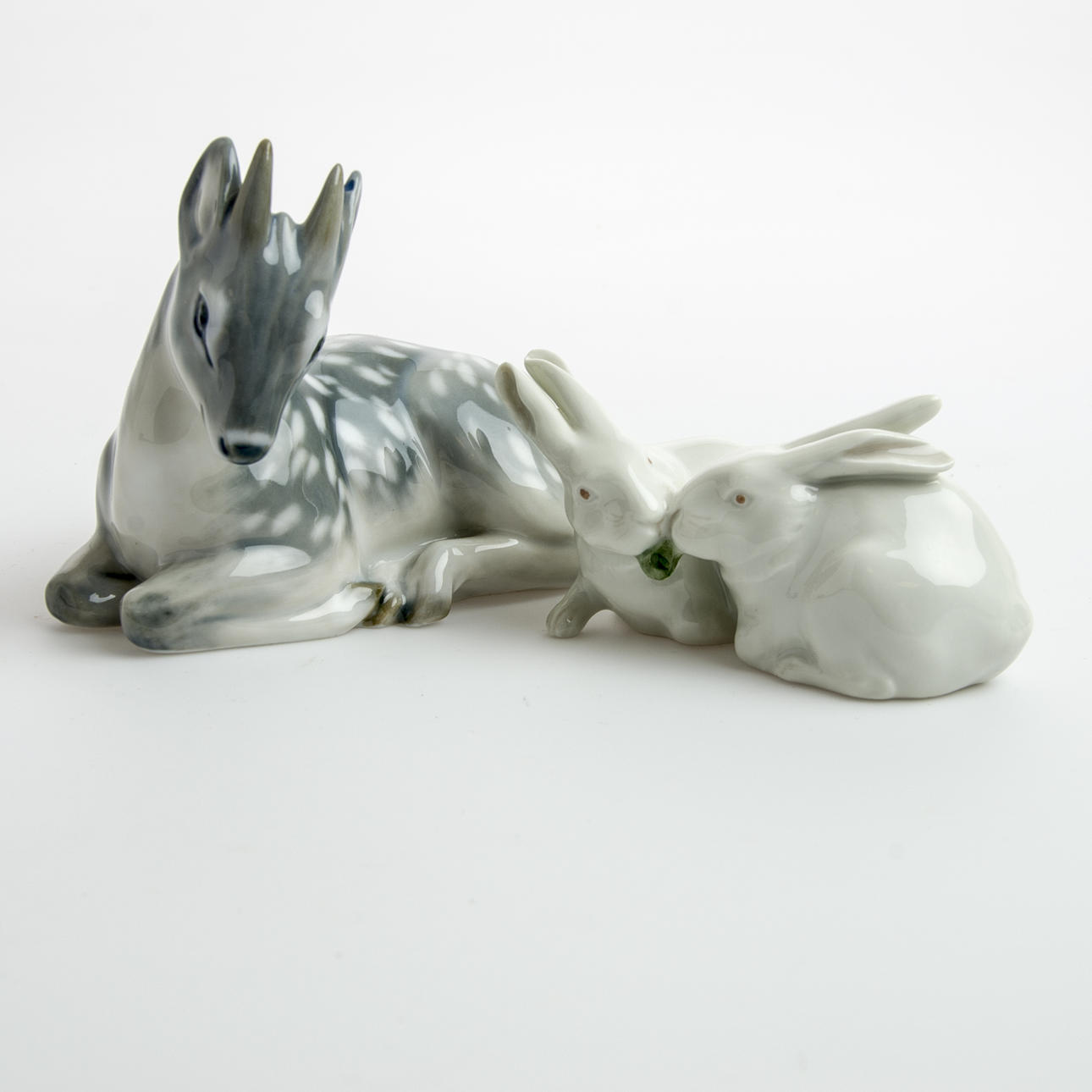 FIGURINER, 2 stycken, rådjur samt kaniner, Royal Copenhagen.