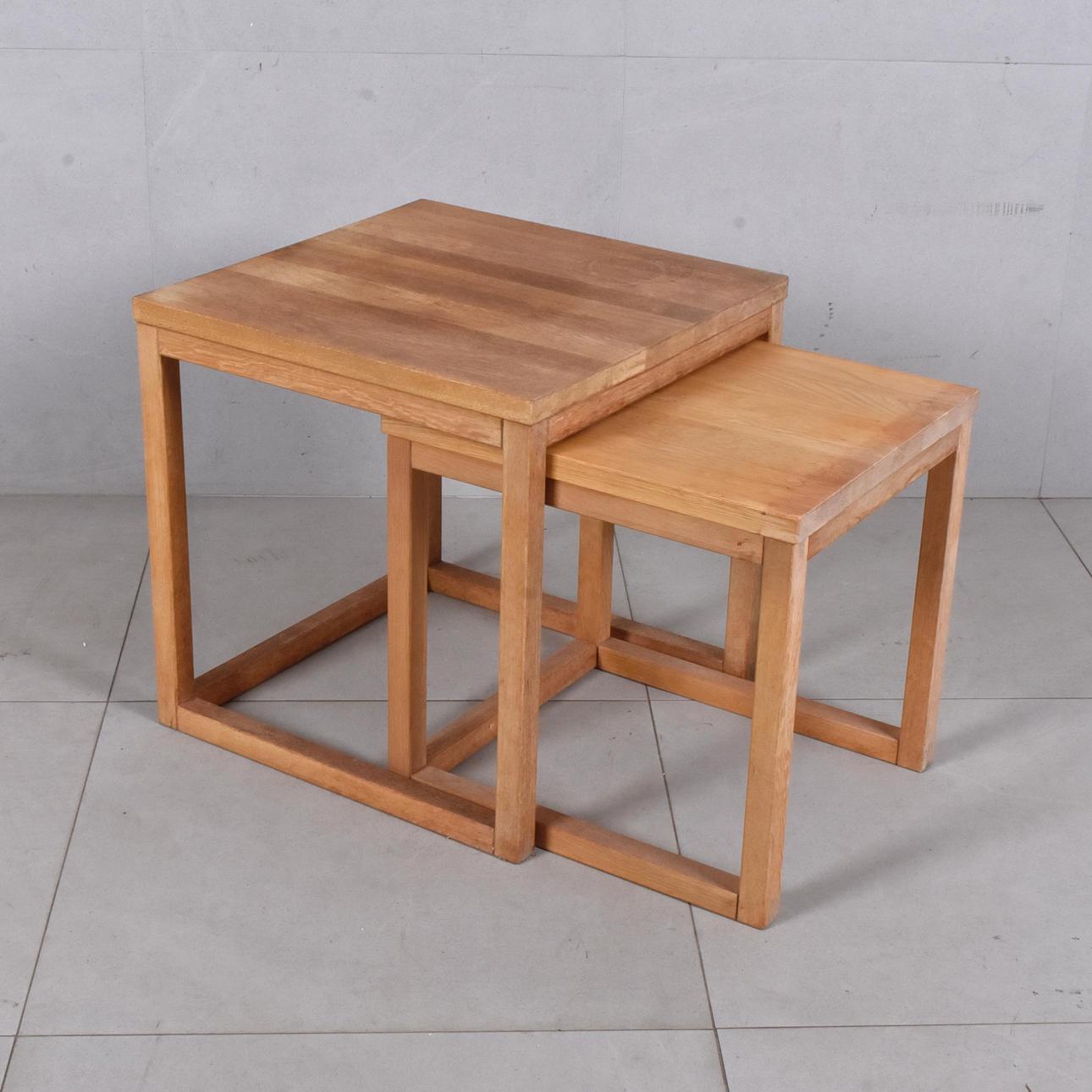 A set of 2 oak lamp tables, 20th century.