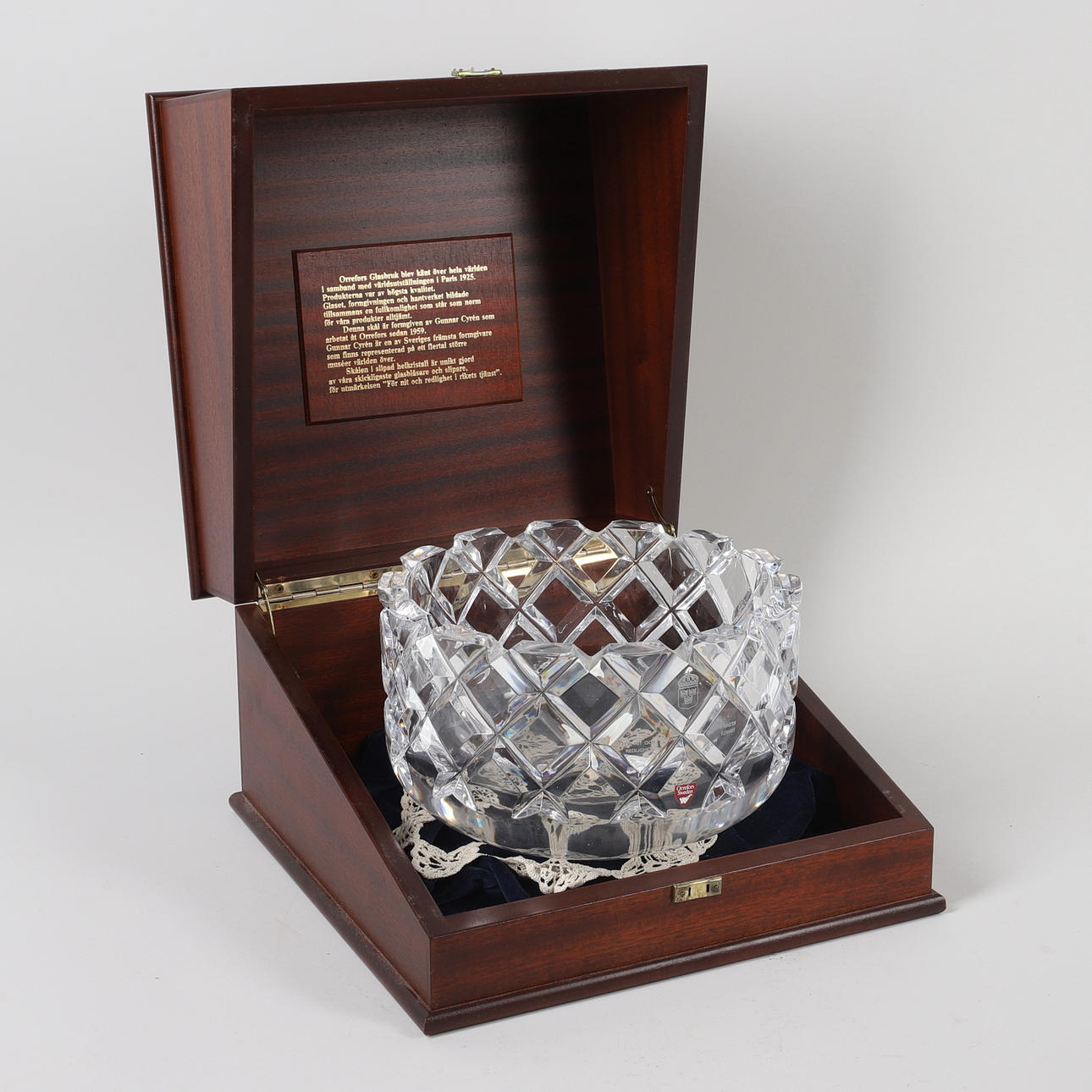 GUNNAR CYRÉN. Bowl, cut solid crystal, “Sofiero”, in mahogany shatull.