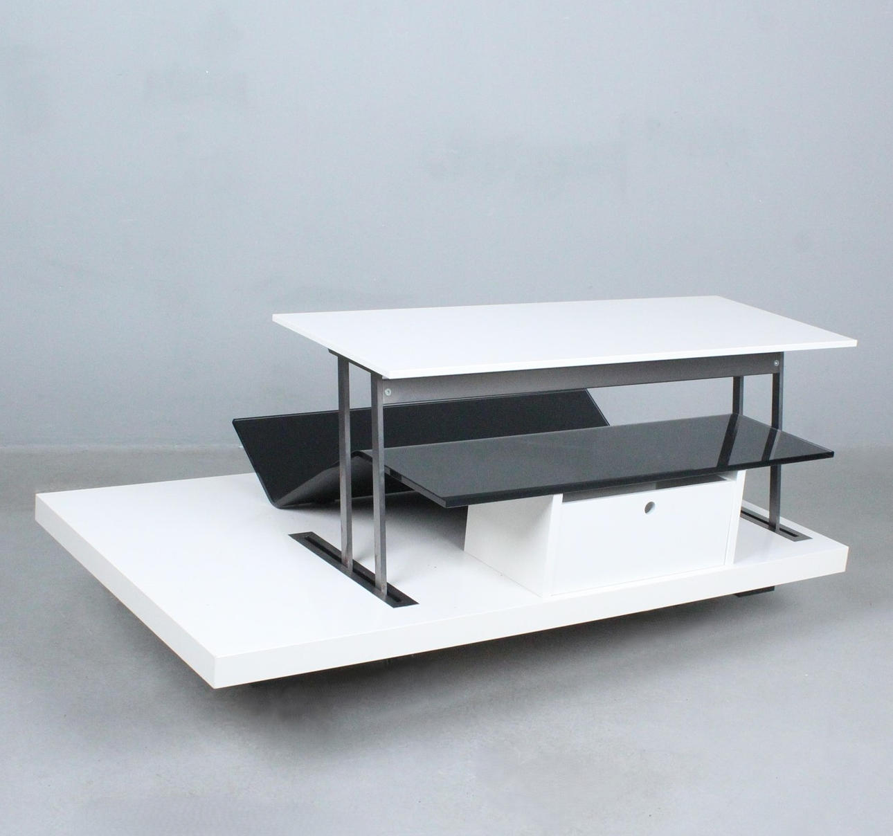Coffee table/coffee table with adjustable table top.