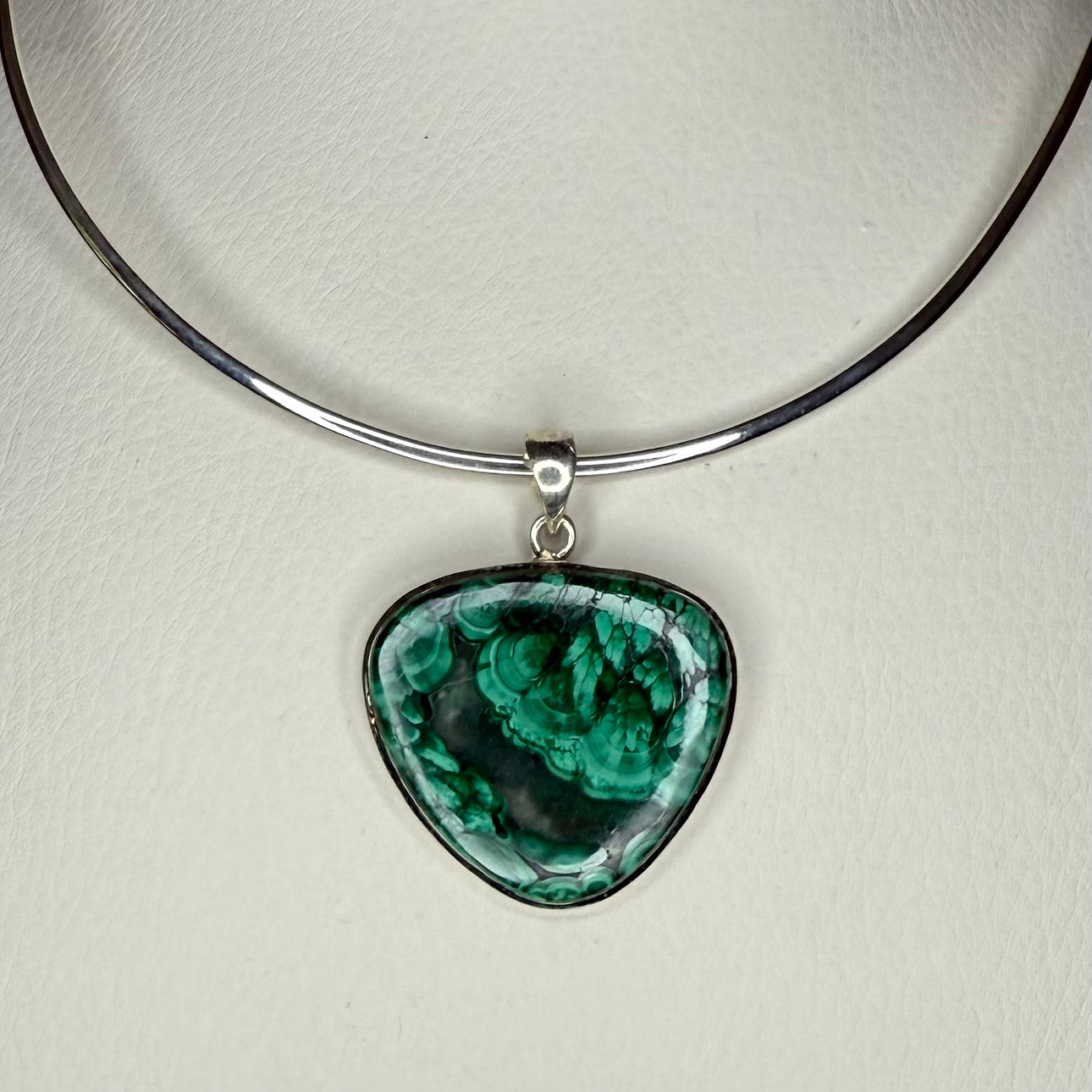 SILVER NECKLACE with malachite.