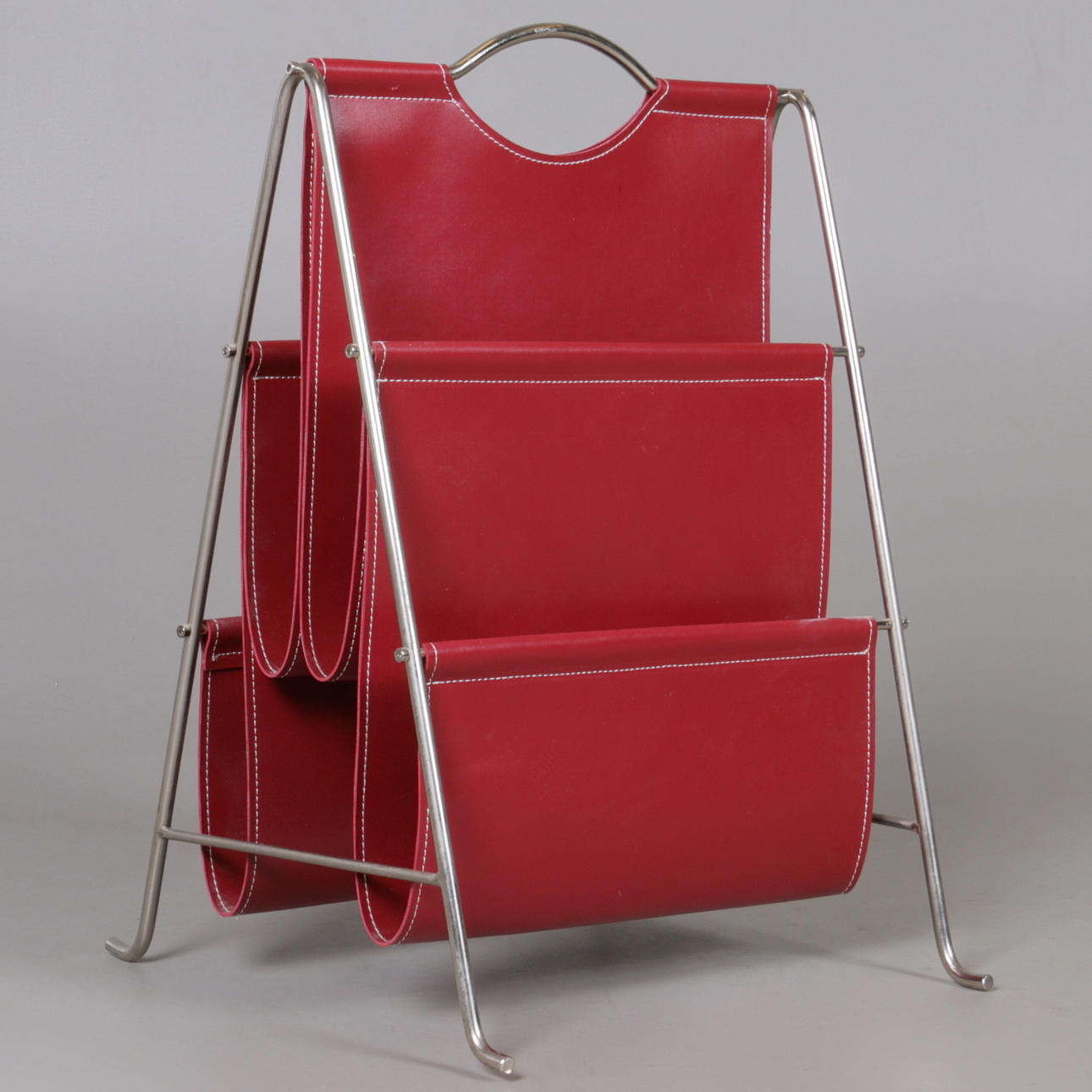 TIDNINGSSTÄLL, kromad metall och rött syntetmaterial, 1900-talets sista kvartal.