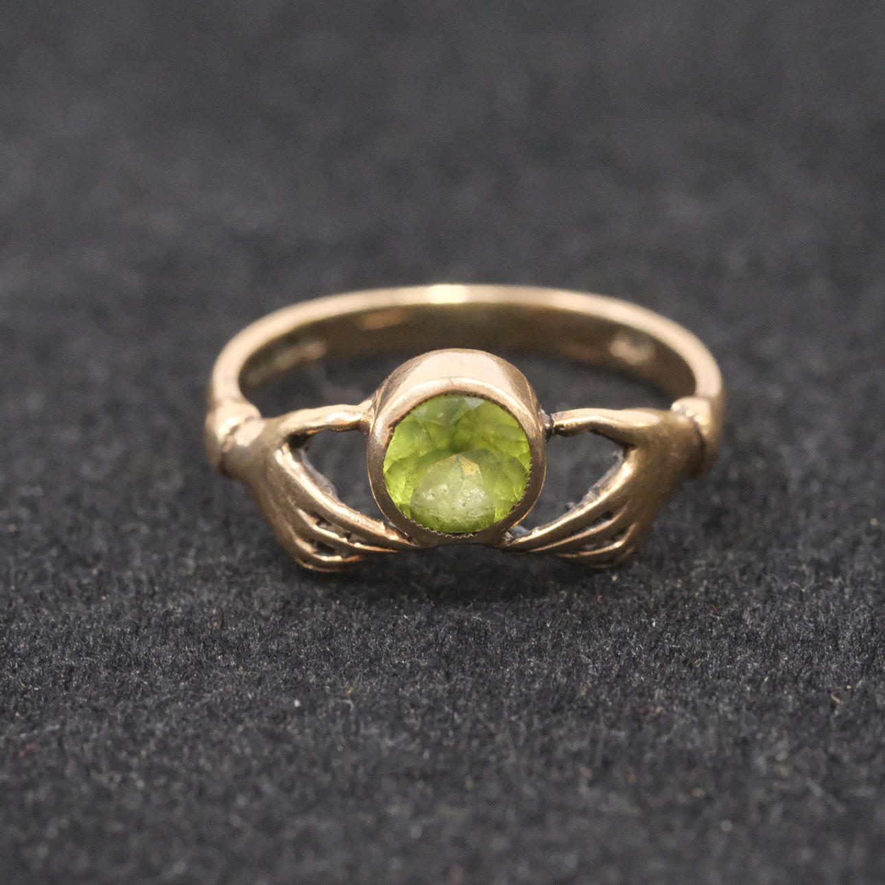 RING MED GRÖN STEN, 9K GULD.