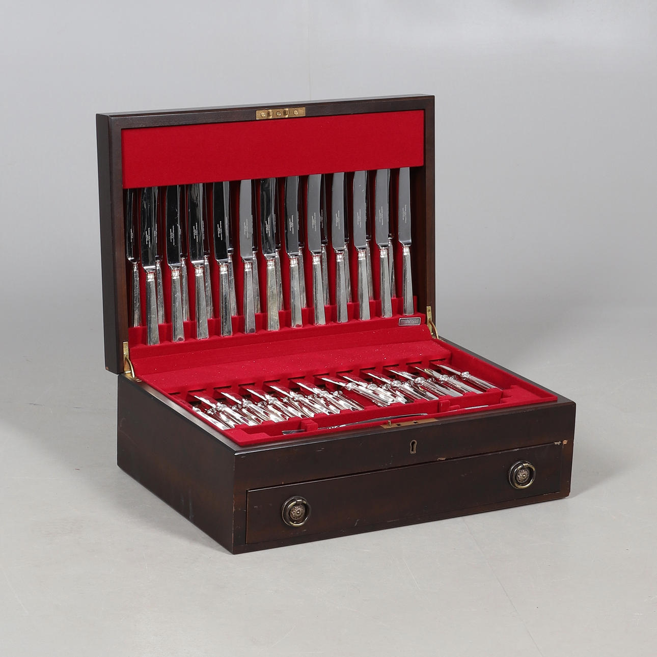 UNA CANTIMPLORA DE CUBIERTOS BAÑADOS EN PLATA.