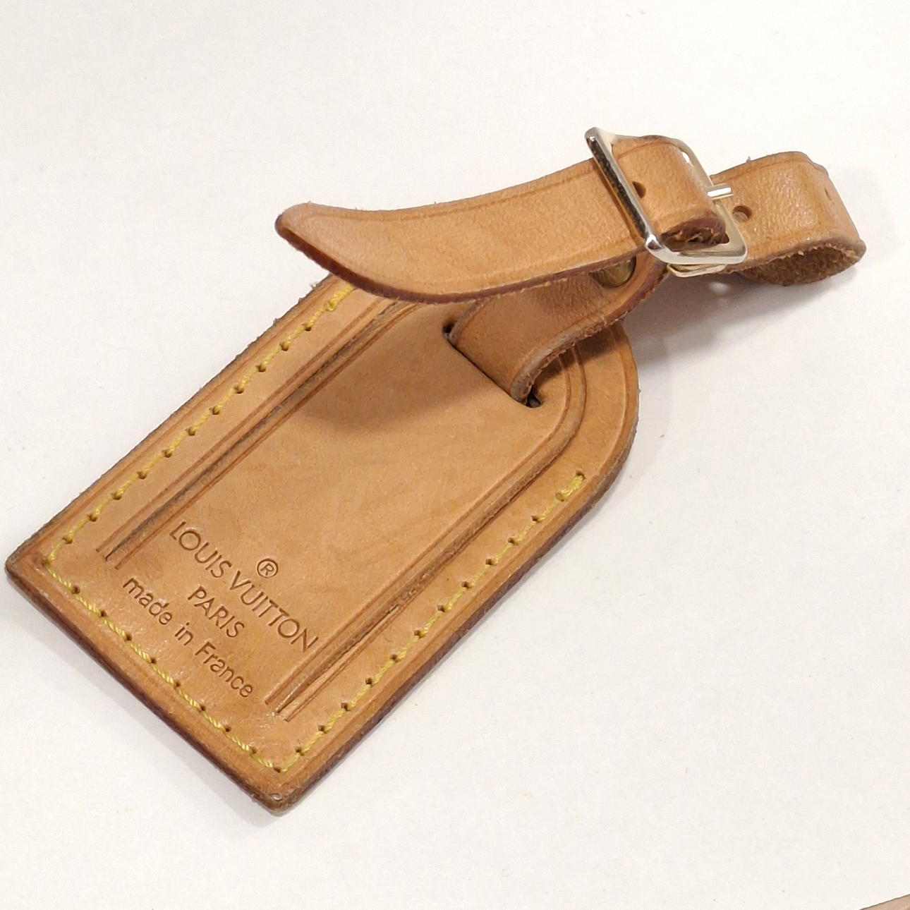 LOUIS VUITTON. Koffer-ID aus Naturleder.