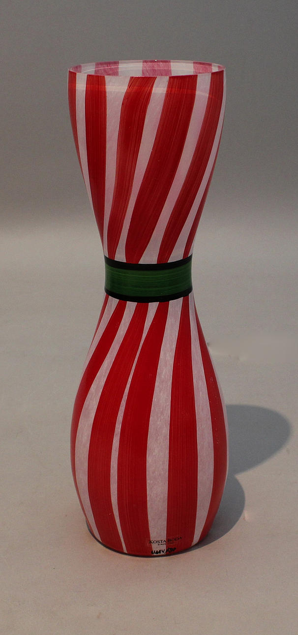 ULRIKA HYDMAN-VALLIEN. VAS, handmålat glas. Signerad UHW.