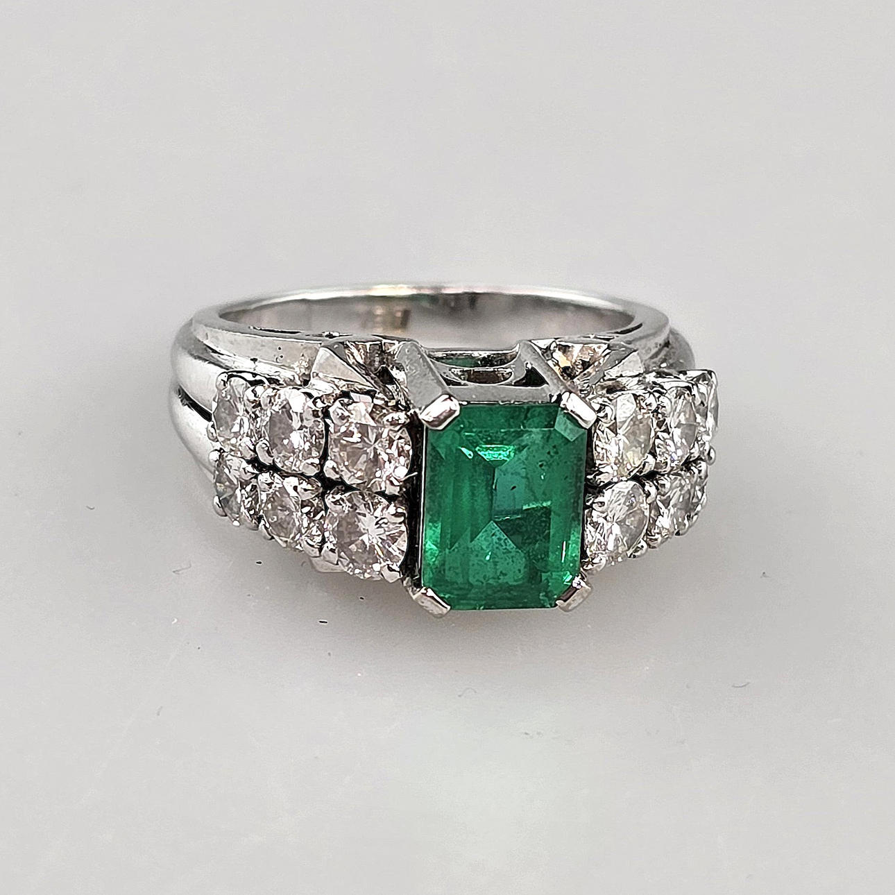 EMERALD RING WITH DIAMONDS - WHITE GOLD 750/000.