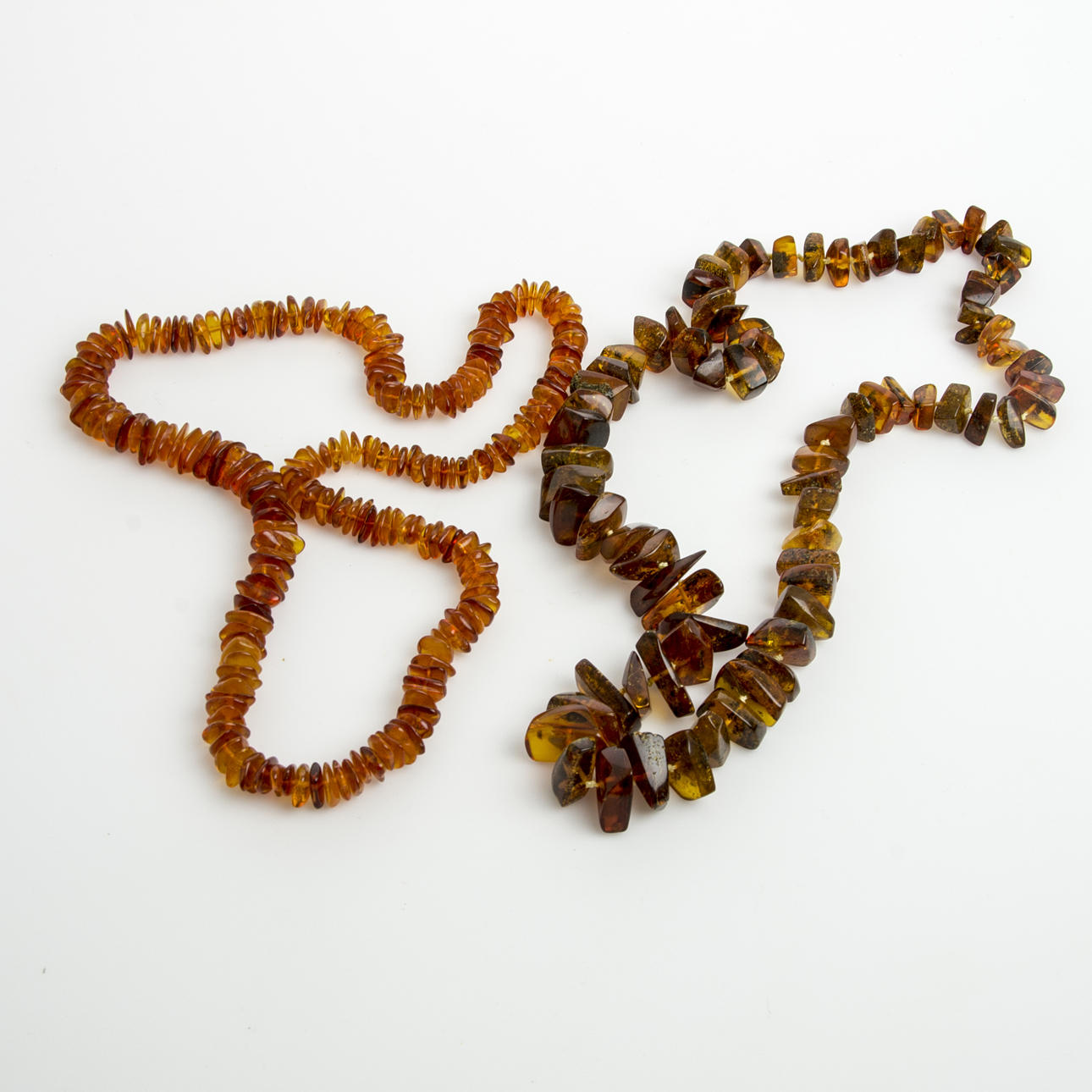 HALSBAND, 2 stycken, bärnsten.