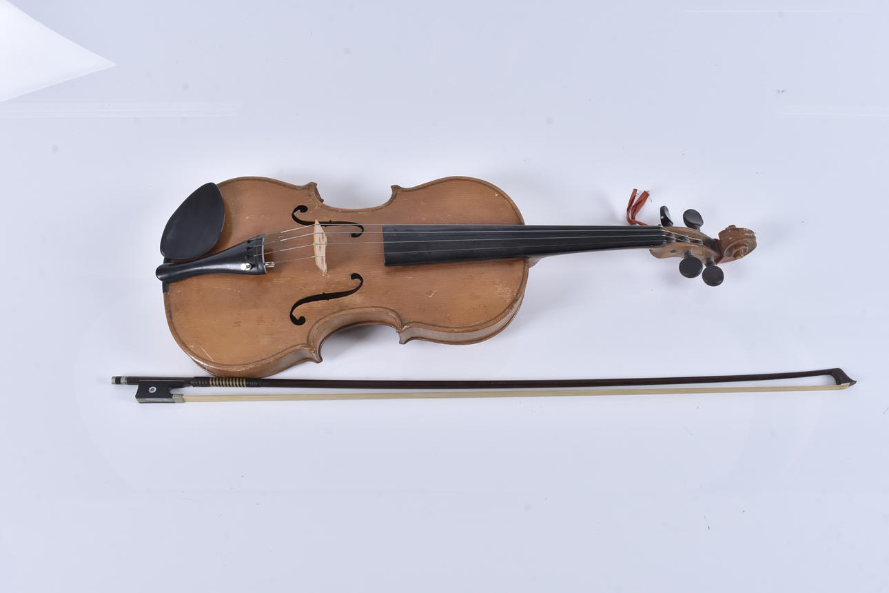 VIOLIN WITH STRING, 18th/20th century. Collectables - Musical