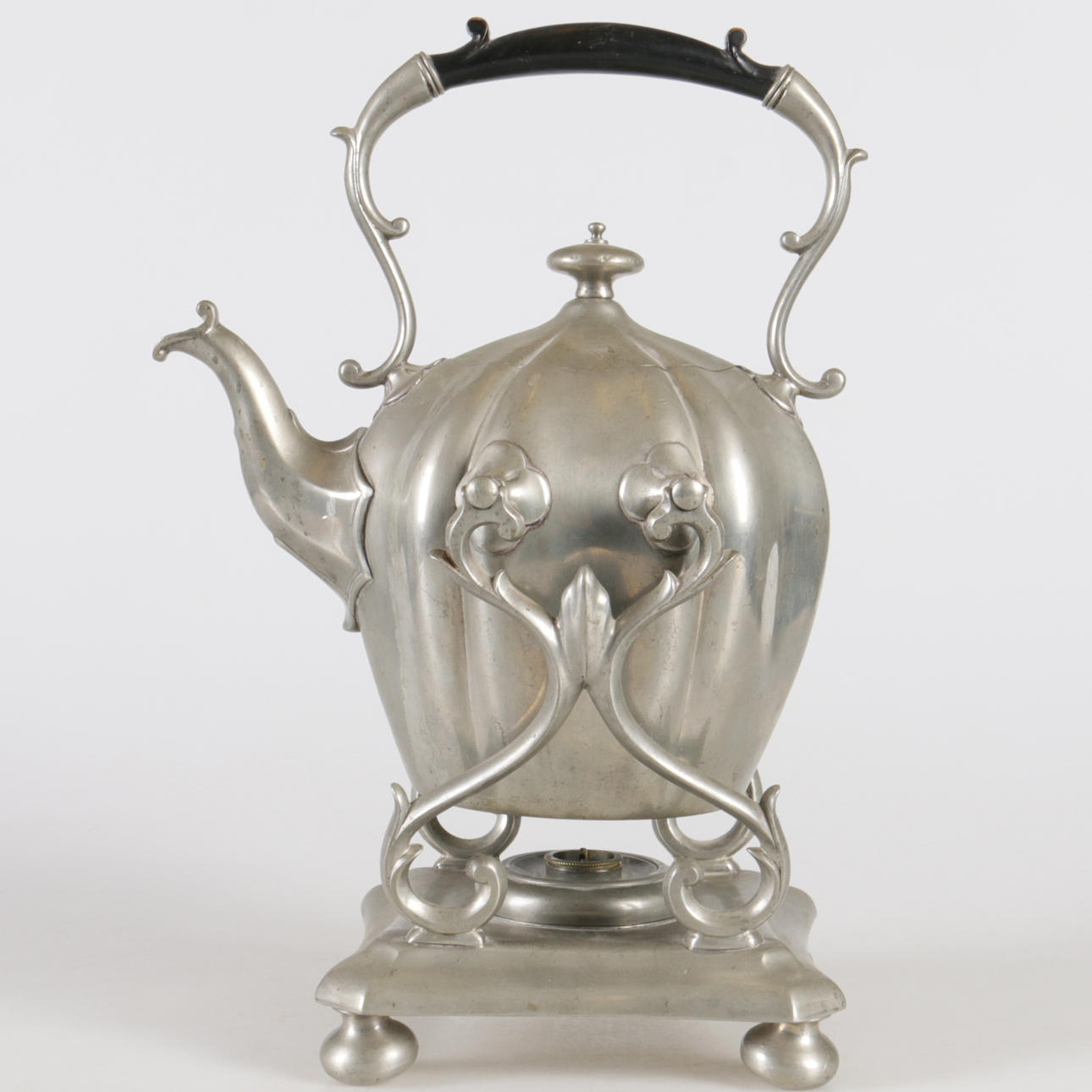 TEKANNA, med rechaud, tenn, Broadhead &. Atkin, Sheffield, 1900-talets första hälft.