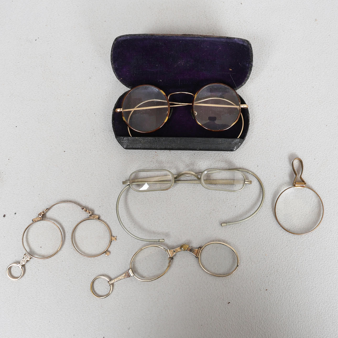 ZWEI BRILLEN, ZWEI PAAR LORGNETTEN, EINE LUPE (5).