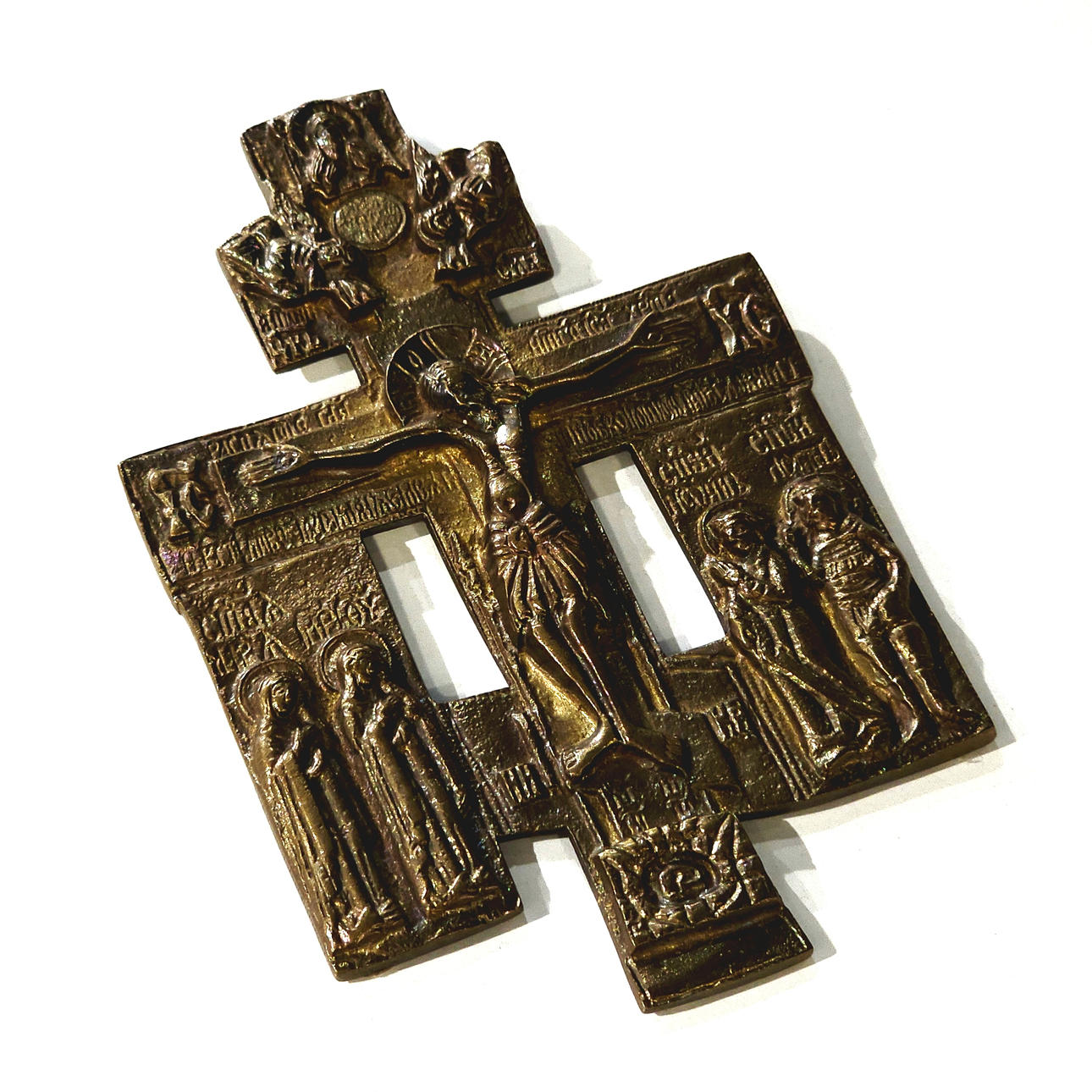 Orthodoxes Bronzekreuz mit Relief.