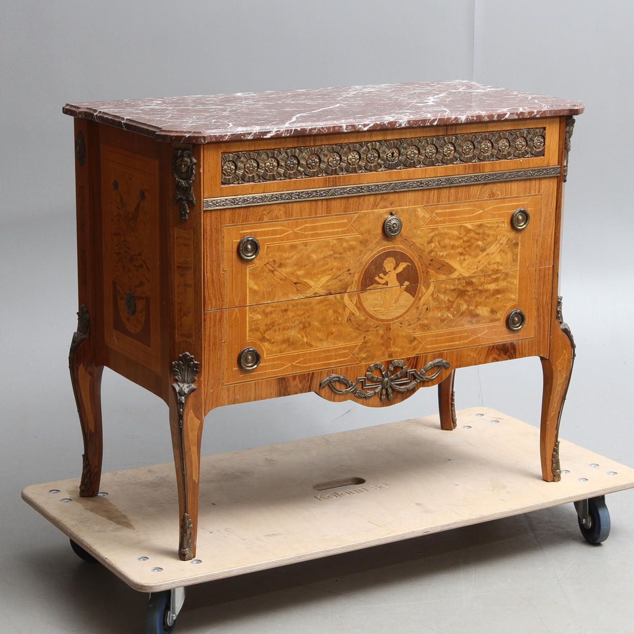 BYRÅ med stenskiva, gustaviansk stil, så kallad Haupt-kopia, 1900-tal.