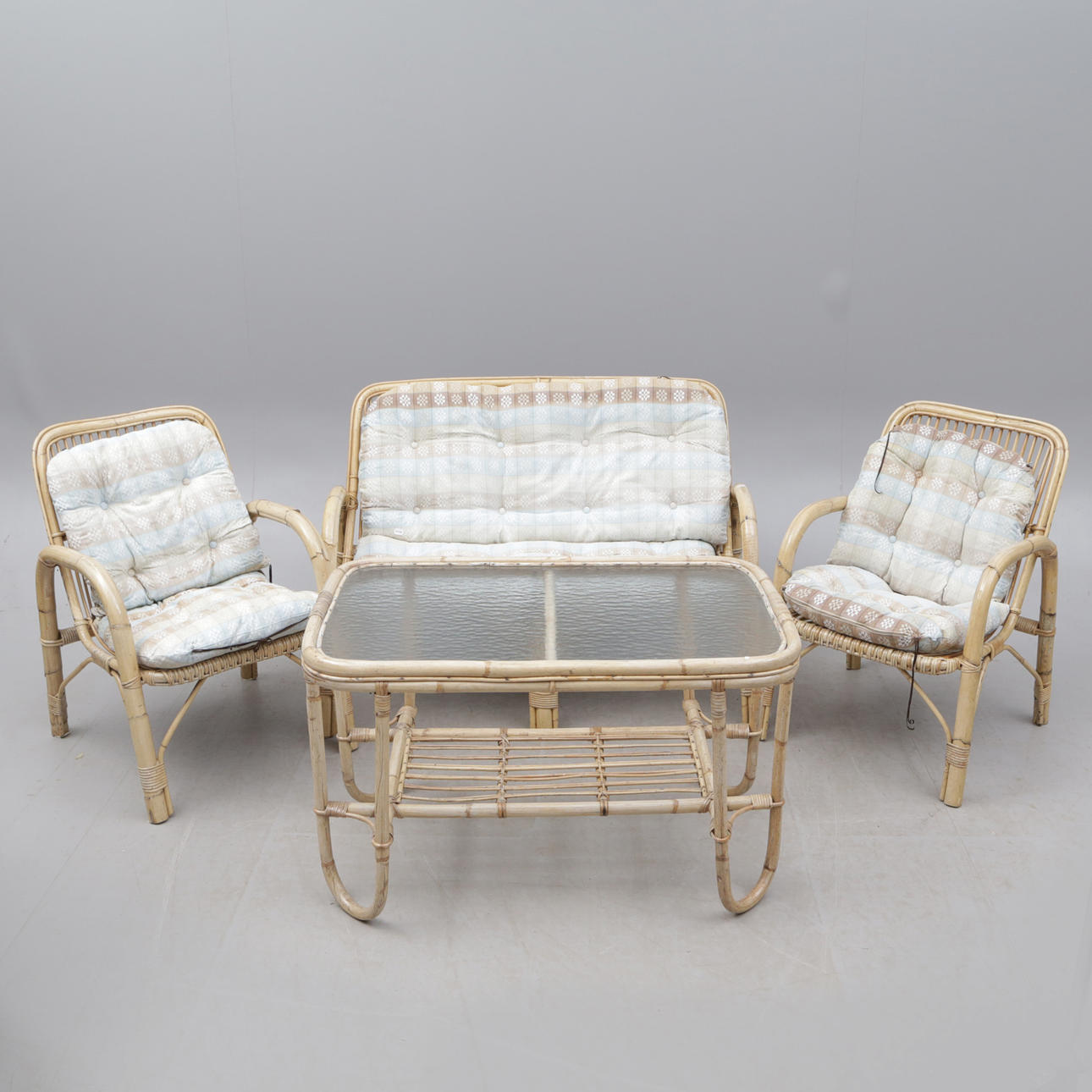 Eine 4-teilige Sitzecke aus Rattan.