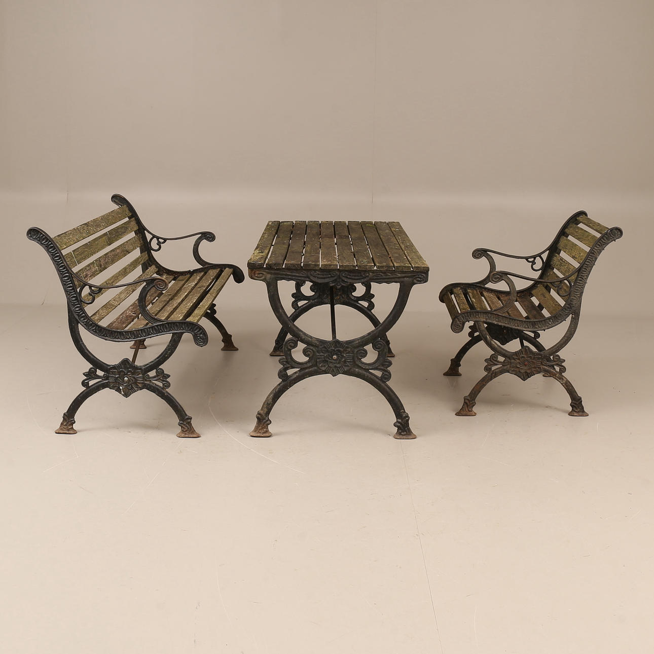 GARDEN GROUP, 3 pieces, cast iron.