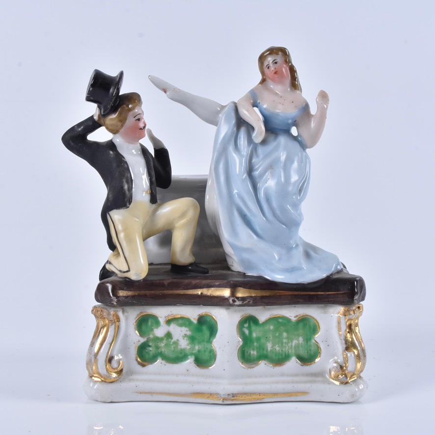 A porcelain lockbox, 18th/20th century.