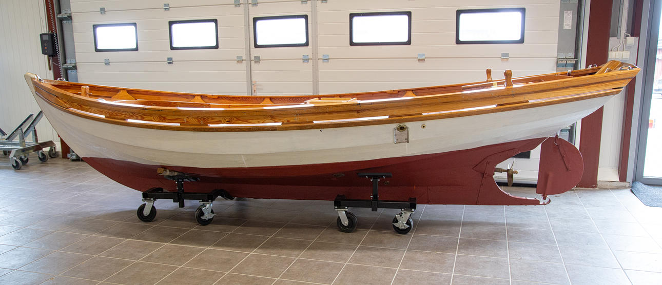 PINE BOAT, painted, 535 x 175 cm.