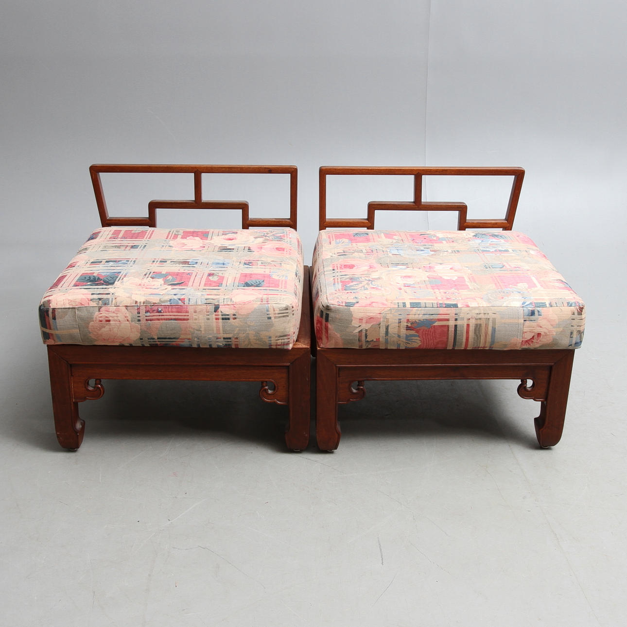 FÅTÖLJER/PALLAR, 2 st, orientaliska, 1900-talets andra hälft.