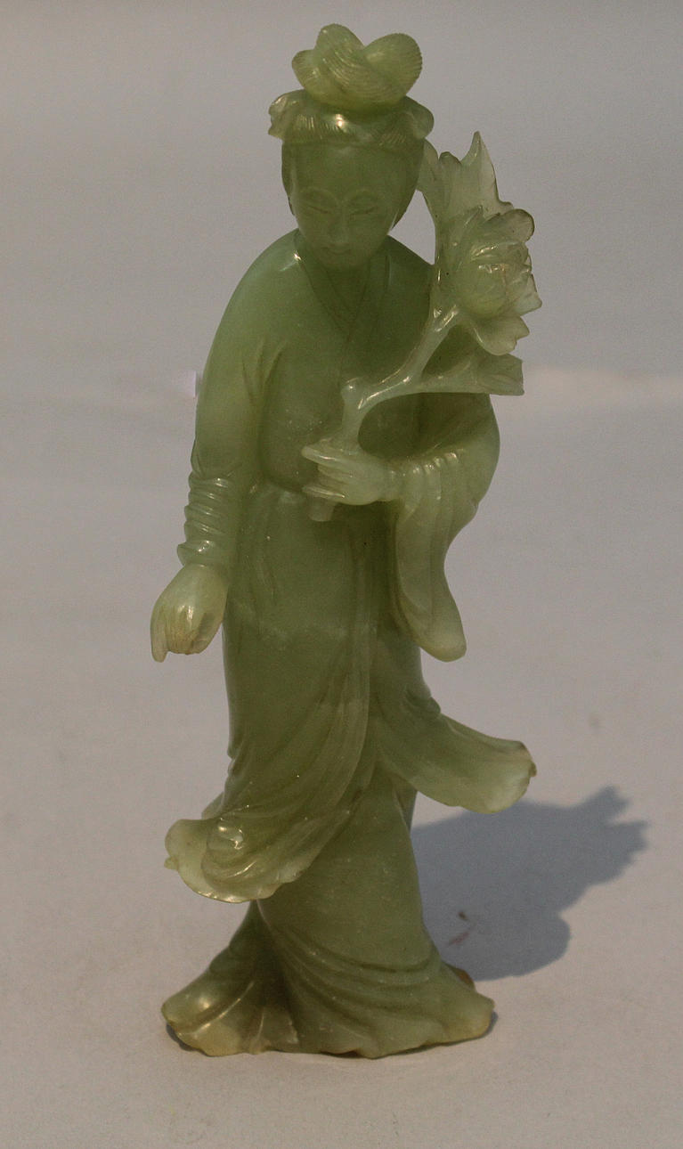 Kvinna med blommor, Nefrite jade. Kina ca 1900.