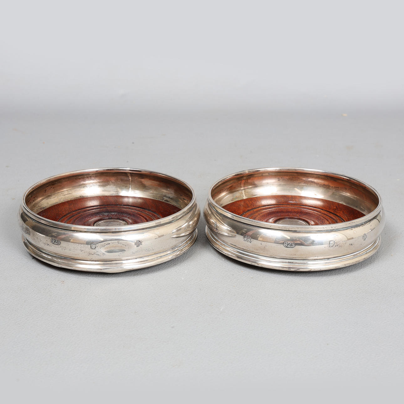 ET PAR ELIZABETH II SØLVFLASKEUNDERLAG.