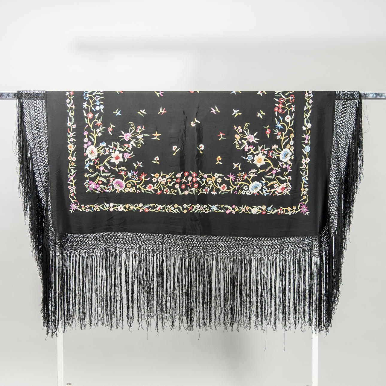 FLYGELDUK, svart siden med broderade blommor.