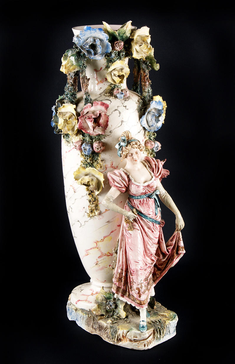 ITALIENISCHE MAJOLIKA-KERAMIK. Golvvas med helt plastisk kvinnlig figur & blommor.