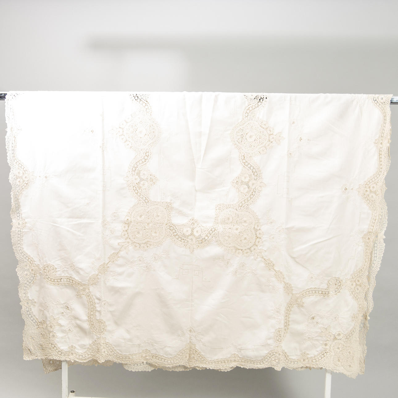 DUK med hålbroderi och spets.