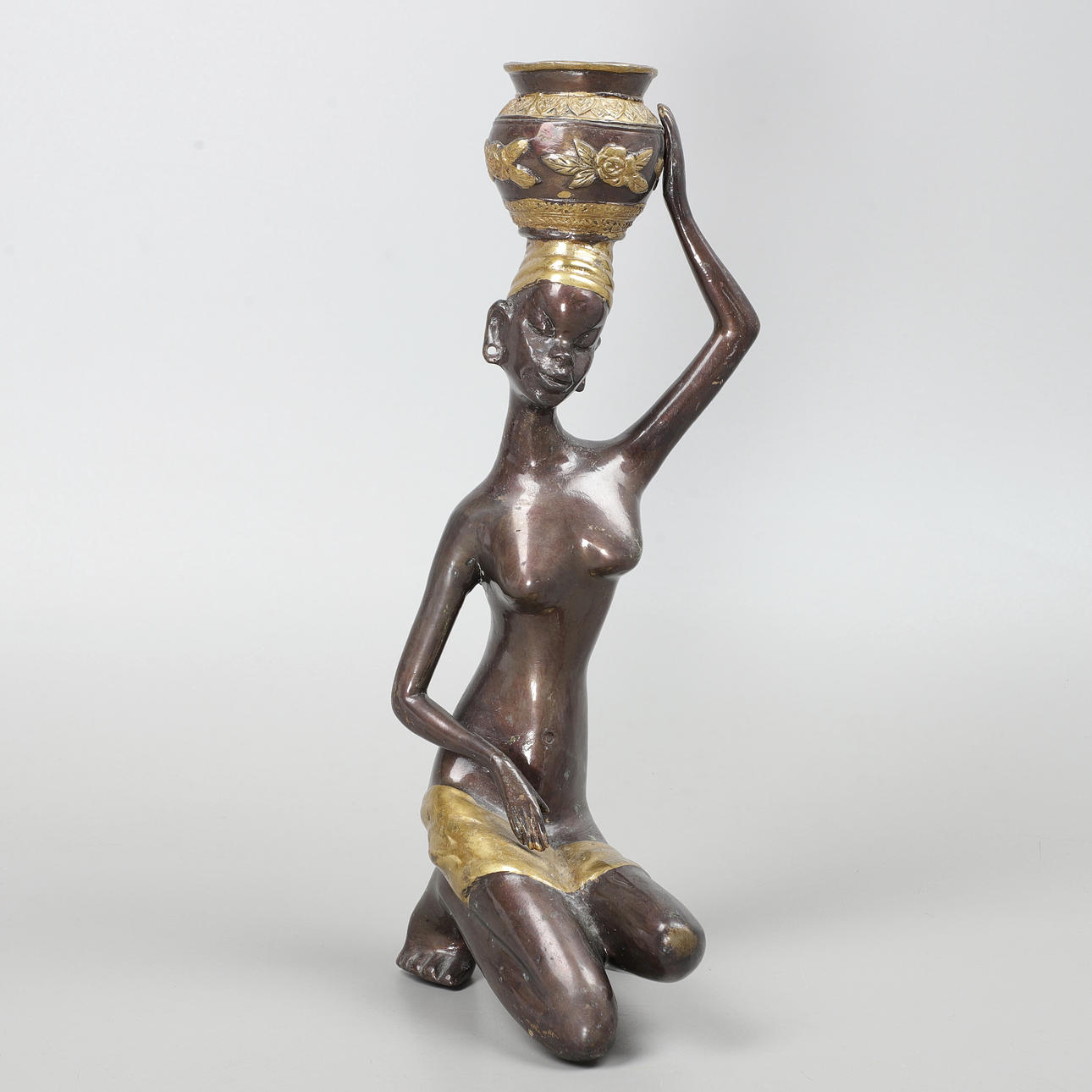 EINE SKULPTUR, Afrikanerin, bronzefarbenes Messing.