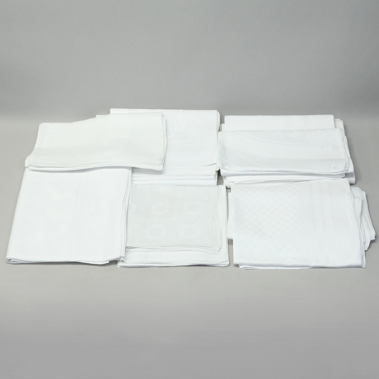 BATCH OF TABLECLOTHS AND NAPKINS. LINEN.